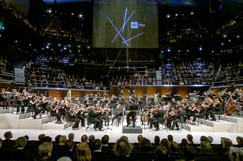 Beim Bernstein-Jubiläumskonzert aus dem Konzerthaus Musiikkitalo in Helsinki spielt das Finnish Radio Symphony Orchestra. – Bild: ARTE/​YLE Honorarfreie Verwendung nur im Zusammenhang mit genannter Sendung und bei folgender Nennung „Bild: Sendeanstalt/​Copyright“. Andere Verwendungen nur nach vorheriger Absprache: ARTE-Bildredakti