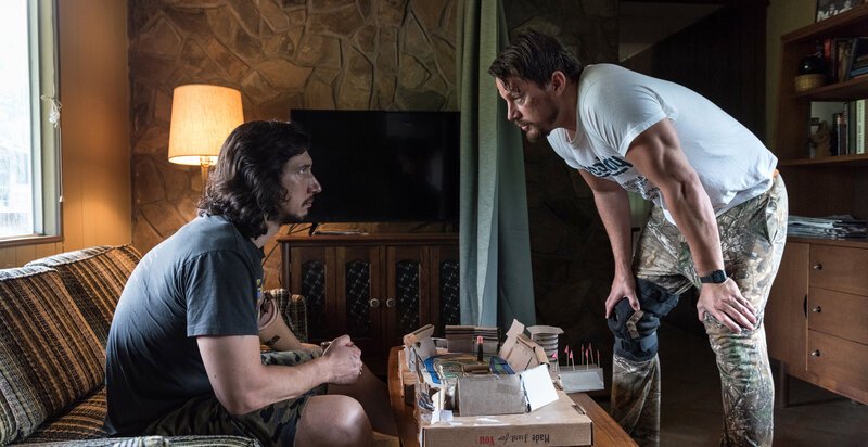 Clyde Logan (Adam Driver, r.); Jimmy Logan (Channing Tatum, r.) – Bild: Puls 4 Clyde Logan (Adam Driver, r.); Jimmy Logan (Channing Tatum, r.) – Bild: Puls 4