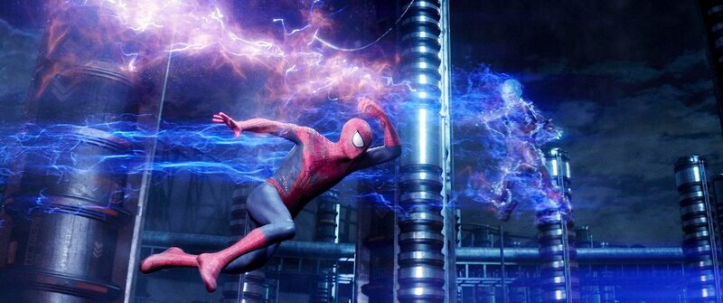Als ein Elektriker sich nach einem Arbeitsunfall mit mutierten Zitteraaalen in den lebenden Blitz Electro (Jamie Foxx, r.) verwandelt, muss Spider-Man (Andrew Garfield) eingreifen, um die Bewohner von New York City vor dessen unkontrollierbarer Kraft zu beschützen. – Bild: 4+