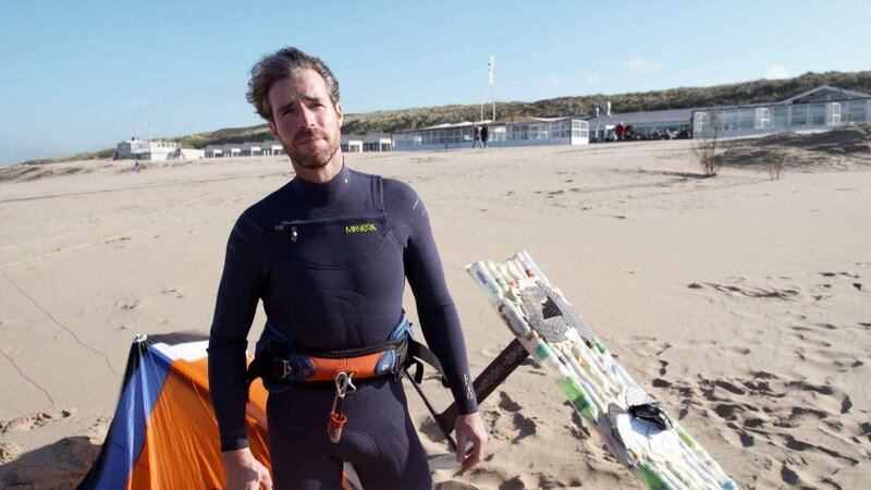 „Plastik-Soup-Surfer“ – der niederländische Biologe und Umweltaktivisten Merijn Tinga surft mit einem Board aus alten Plastikflaschen auf Flüssen und Meeren. Mit seinen Aktionen will er auf die die Vermüllung unserer Flüsse und Meere aufmerksam machen. – Bild: BR, ORF, SPIEGEL TV /​ BR/​ORF/​SPIEGEL TV
