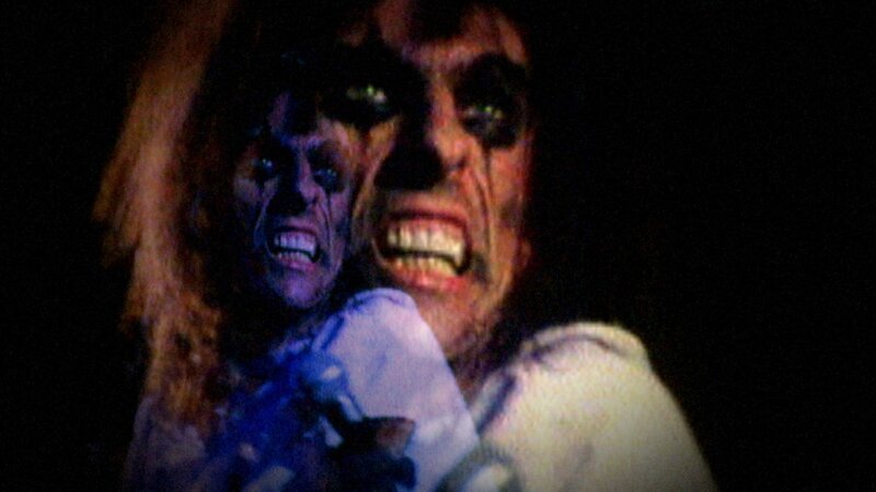 Super Duper Alice Cooper is the twisted tale of a teenage mad scientist whose cloning experiment ran amok. It is the story of Vincent Furnier, preacher’s son, who struck fear into the hearts of parents everywhere as Alice Cooper, the ultimate rock star of the bizarre. From the advent of Alice as frontman for a group of Phoenix freaks in the sixties to the hazy decadence of celebrity in the seventies to the winking comeback as glam metal godfather in the eighties, we will watch in wonder as Alice and Vincent battle for each other’s souls. The story is told in the from of a „doc opera“, a dizzying blend of documentary archive materials and rock opera. In a culture marked by defining figures, Super Duper Alice Cooper will cement the myth of Alice Cooper. – Bild: Banger Films