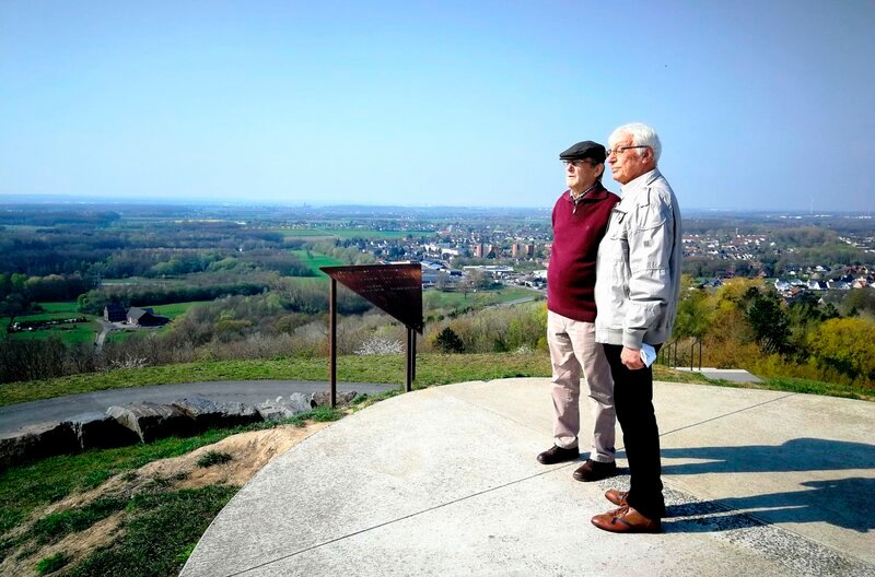 Ernst Neugebauer und Knut Menzel (l, mit Mütze), Söhne von Opfern des Grubenunglücks, stehen auf der Halde „Großes Holz“ in Bergkamen – Bild: WDR/2Pilots Ernst Neugebauer und Knut Menzel (l, mit Mütze), Söhne von Opfern des Grubenunglücks, stehen auf der Halde „Großes Holz“ in Bergkamen – Bild: WDR/2Pilots