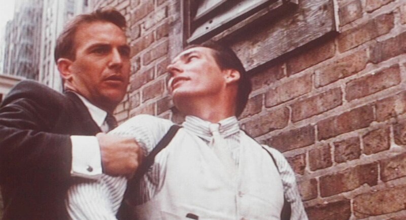 Eliot Ness (Kevin Costner, l.) bedroht al Capones Stellvertreter Frank Nitti (Billy Drago, r.)… – Bild: BILDNAME:41683h.jpg, ProSieben Media AG