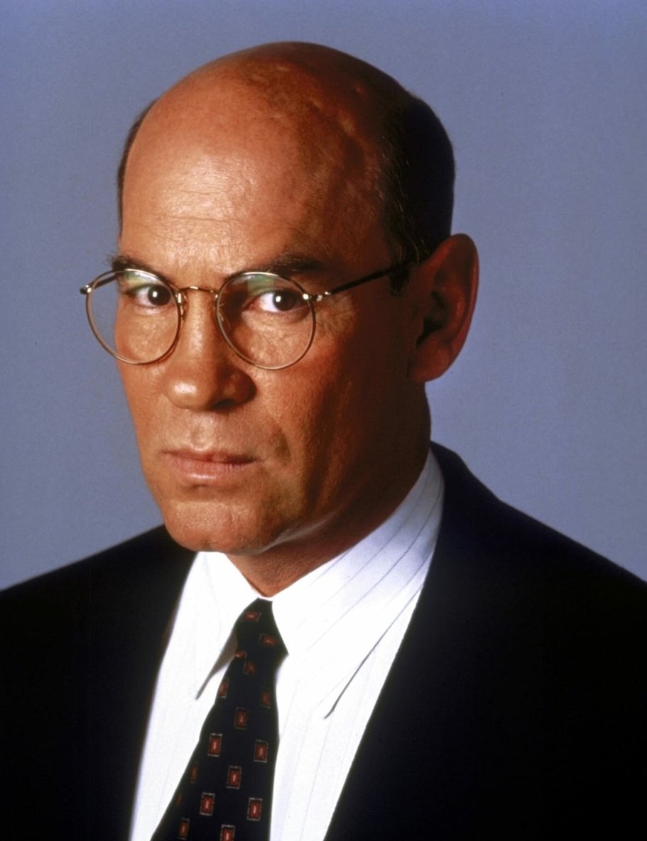 (7. Staffel) – FBI-Assistent-Director Walter Skinner (Mitch Pileggi) hat es oft nicht leicht als Chef von Mulder und Scully. – Bild: TM + © 2000 Twentieth Century Fox Film Corporation. All Rights Reserved. Lizenzbild frei
