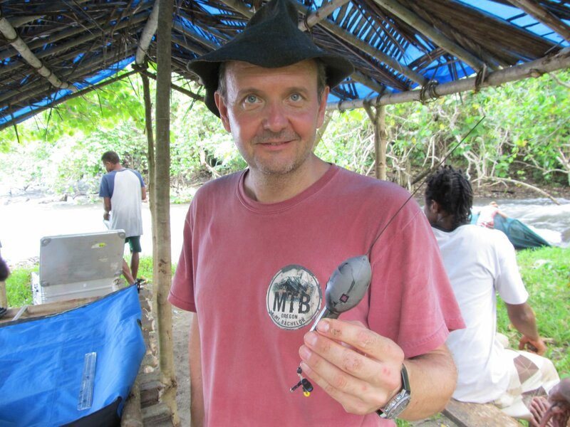 Robert Schabetsberger mit einem Satellitensender. – Bild: ORF/Robert Schabetsberger Robert Schabetsberger mit einem Satellitensender. – Bild: ORF/Robert Schabetsberger