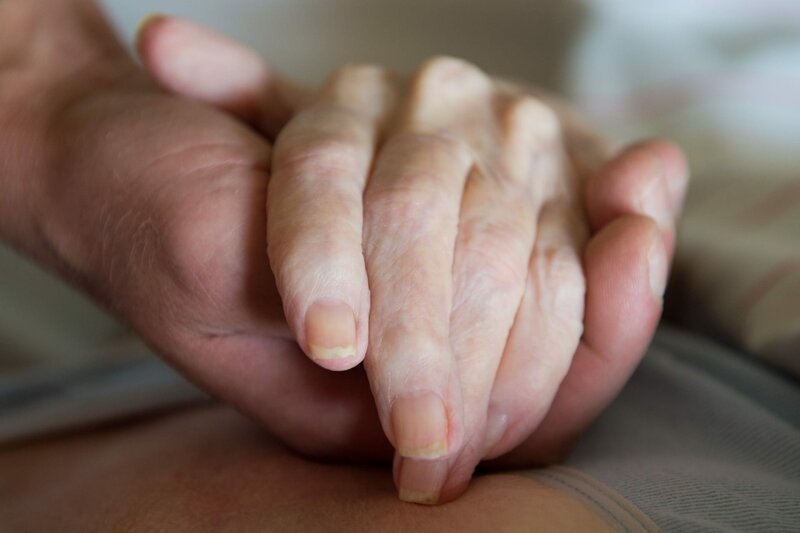 Ein Altenpfleger hält in einem Pflegeheim in Deutschland die Hand einer pflegebedürftigen Frau. – Bild: ZDF und zentralbild /​ kahnert