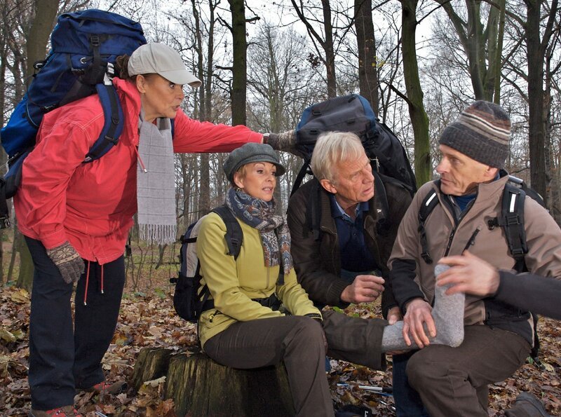 Die Stimmung beim Wanderausflug ist reichlich angespannt. Vor allem weil Barbara (Uta Schorn, 2.v. links) in der zurückliegenden Nacht nicht wie geplant das Zimmer mit Gerald (Georges Claisse, rechts), sondern mit Charlotte (Ursula Karusseit, links) geteilt hat. Als Otto dann auch noch unsensibel erwähnt, dass es ein herrlicher Männer-Abend war, ist Charlotte richtig bedient. – Bild: MDR/​MDR/​Krajewsky