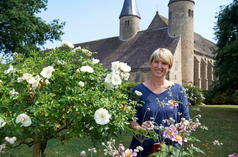 Zum Finale fährt der Oldtimerbus zu Anne Lee-Bolhöfer nach Rinteln an die Grenze zu Niedersachsen. Die Domäne Möllenbeck liegt direkt neben dem denkmalgeschützten Kloster Möllenbeck mitten in der Natur. Hier lebt Anne mit ihrem Mann, drei Kindern und ihren Eltern in ehrwürdiger Kloster-Atmosphäre. – Bild: WDR/​Melanie Grande