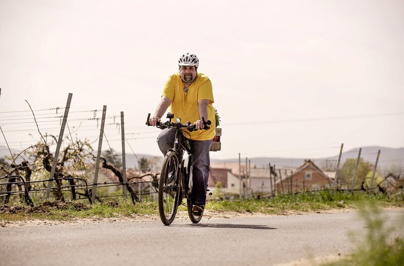 Jens Brückner muss 20 Kilometer mit dem Fahrrad fahren, um seine Mutter zu besuchen. – Bild: SWR