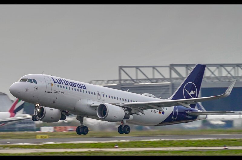 Eine Lufthansa Maschine des Typs A320 hebt vom Frankfurter Flughafen ab. Airbus liefert pro Monat 60 Exemplare der A320 Familie aus. – Bild: Larissa Klinker /​ BR, NDR /​ BR/​NDR/​Larissa Klinker