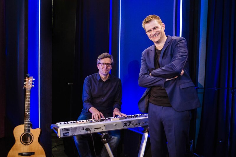 Michael Altinger (rechts) mit Martin J. Faber (Keyboard) im Alten Kino in Ebersberg. – Bild: BR/​Johanna Schlüter