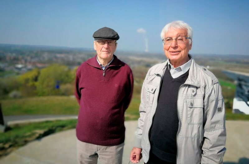 Ernst Neugebauer und Knut Menzel (l), Söhne von Opfern des Grubenunglücks, stehen auf der Halde „Großes Holz“ in Bergkamen. – Bild: WDR/​2Pilots