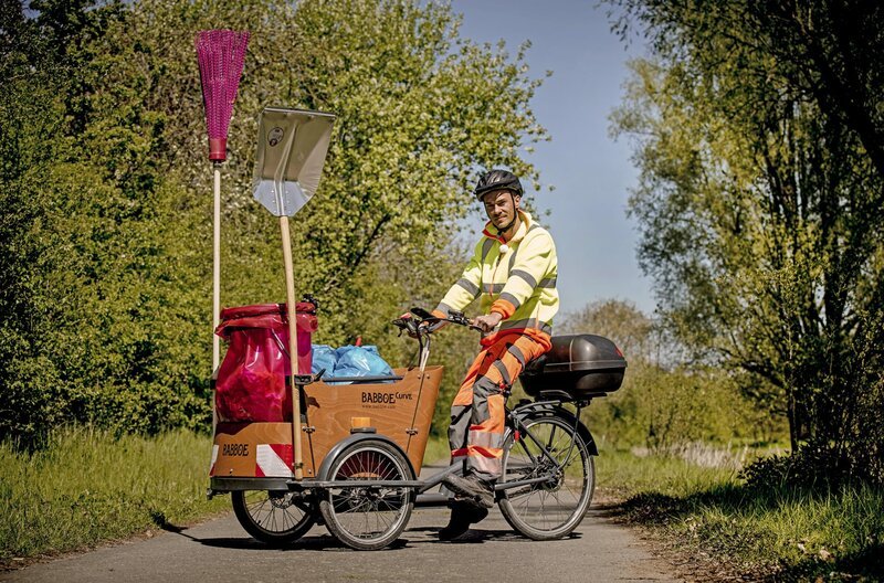 Patrick Kloss, 26 Jahre fährt eigentlich auf dem Müllwagen. Für eine Woche muss jetzt in die Pedale treten. – Bild: SWR Patrick Kloss, 26 Jahre fährt eigentlich auf dem Müllwagen. Für eine Woche muss jetzt in die Pedale treten. – Bild: SWR