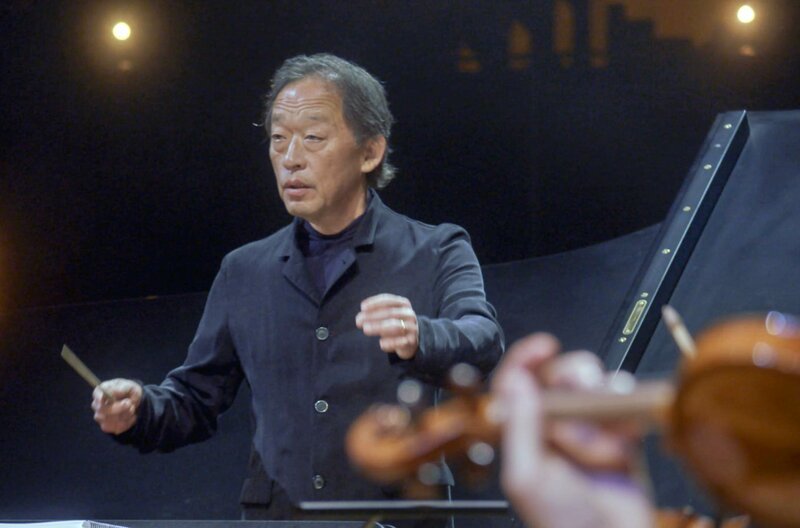 Der Südkoreaner Myung-whun Chung dirigierte von 2010 bis 2015 das Orchestre Philharmonique de Radio France. Anlässlich dieses besonderen Abends kehrt er für einen Gastauftritt zurück. – Bild: ARTE France / © Camera Lucida / © Camera Lucida Der Südkoreaner Myung-whun Chung dirigierte von 2010 bis 2015 das Orchestre Philharmonique de Radio France. Anlässlich dieses besonderen Abends kehrt er für einen Gastauftritt zurück. – Bild: ARTE France / © Camera Lucida / © Camera Lucida