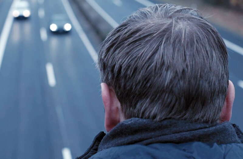 Auf der Suche nach einem Ausweg: Markus (Max Riemelt) auf der Autobahnbrücke. – Bild: SWR/kurhaus production Auf der Suche nach einem Ausweg: Markus (Max Riemelt) auf der Autobahnbrücke. – Bild: SWR/kurhaus production