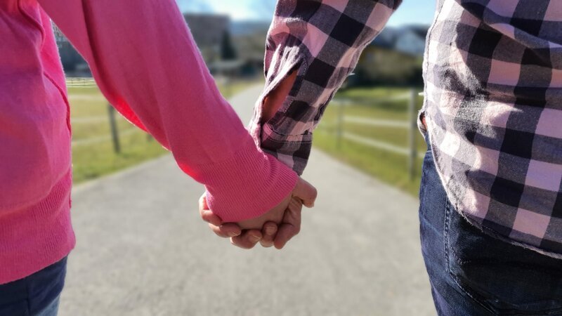 Iris und Karin auf dem Weg ins Glück: In der Schweiz wird endlich die Ehe für gleichgeschlechtliche Paare geöffnet. – Bild: ZDF und Frank Creutz
