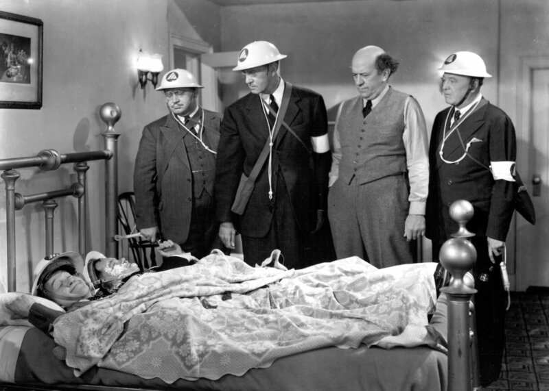Stanley (Stan Laurel, vorne l.); Oliver (Oliver Hardy, vorne r.) – Bild: 1943 Turner Entertainment Co. All rights reserved. Lizenzbild frei