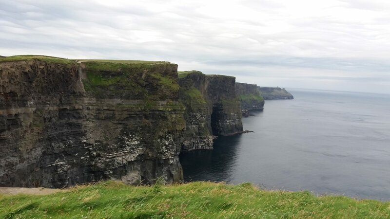 Die Cliffs of Moher sind eine Hauptattraktion Irlands. – Bild: ZDF und Roland Breitschuh.