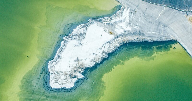 Luftaufnahme von Phosphatminen in der Nähe von Lakeland, Florida. – Bild: ORF/​Happy entertainment/​mt trading/​Anthropocene Films Inc.