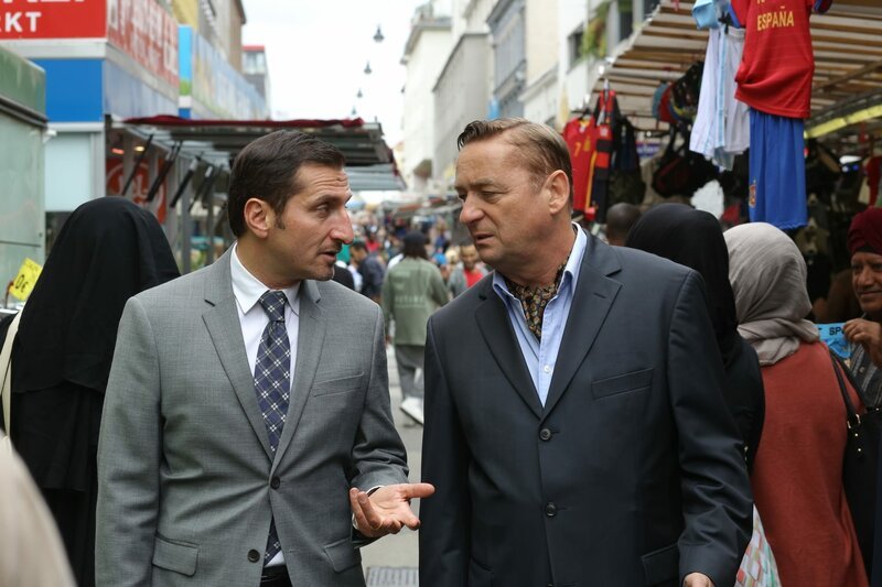 L-R: Mustafa (Tim Seyfi), Johann (Andreas Vitásek). – Bild: ORF/​Allegro Film/​Petro Domenigg