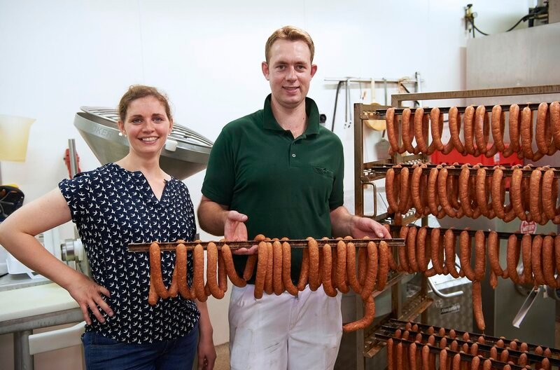 Gastgeberin Katharina Steineshoff Bruder Johann vom Heißener Hof in Mülheim-Heißen. – Bild: WDR/​Melanie Grande