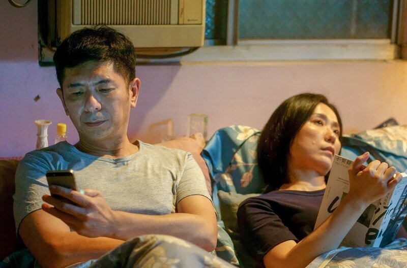 Zhi-Wei (Eric Huang, li.) und Su-Fei (Huang Jie-Fei, re.) sind ein taiwanesisches Paar in den Vierzigern. Ihr Leben ist von Routine und einem gewissen Unwohlsein geprägt. – Bild: Sean Xie /​ © Sean Xie