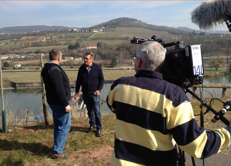 SR Fernsehen WEM GEHÖRT DIE MOSEL?, „Wo die deutsch-luxemburische Grenze wirklich verläuft?“, am Donnerstag (04.06.15) um 18:45 Uhr. Deutscher oder luxemburgischer Wein? Herbert Herber, (Mitte) Winzer in Perl, hat auch Weinberge auf der anderen Seite der Mosel. – Bild: SR/S. Christmann SR Fernsehen WEM GEHÖRT DIE MOSEL?, „Wo die deutsch-luxemburische Grenze wirklich verläuft?“, am Donnerstag (04.06.15) um 18:45 Uhr. Deutscher oder luxemburgischer Wein? Herbert Herber, (Mitte) Winzer in Perl, hat auch Weinberge auf der anderen Seite der Mosel. – Bild: SR/S. Christmann