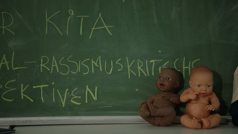 Doll-Test zu frühkindlichem Rassismus. – Bild: ZDF und Thomas Rist.