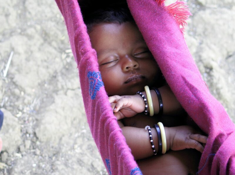 Ein schlafendes Warli-Baby – Bild: ZDF und HR/​Peter Weinert.