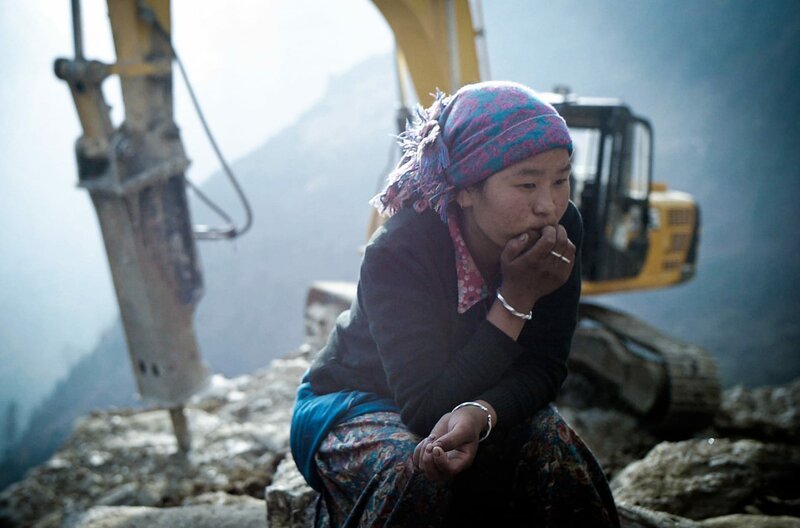 In diesem Jahr muss Mikma mit ihrer Familie eine andere Strecke nehmen, denn der übliche Weg ist wegen des Baus einer wirtschaftlich bedeutenden Autobahn von Nepal nach China gesperrt. – Bild: ARTE F /​ © Illumina Films /​ © Illumina Films