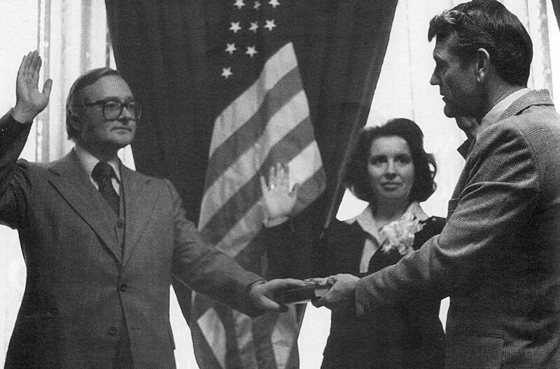 Mitten im Kalten Krieg besucht Ieva aus Riga ihren Vater in New York. Dort erfährt sie: Er ist Doppelagent für den KGB und für die CIA. Jetzt will er zu den Amerikanern überlaufen und stellt Ieva vor die Entscheidung, ob sie bei ihm bleiben will. Unter neuer Identität führt sie bis zum rätselhaften Tod ihres Vaters und dem Zerfall der Sowjetunion ein Leben wie in einem Spionagefilm. – Imants und Rasma Lešinskis. – Bild: rbb/Kick Film GmbH Mitten im Kalten Krieg besucht Ieva aus Riga ihren Vater in New York. Dort erfährt sie: Er ist Doppelagent für den KGB und für die CIA. Jetzt will er zu den Amerikanern überlaufen und stellt Ieva vor die Entscheidung, ob sie bei ihm bleiben will. Unter neuer Identität führt sie bis zum rätselhaften Tod ihres Vaters und dem Zerfall der Sowjetunion ein Leben wie in einem Spionagefilm. – Imants und Rasma Lešinskis. – Bild: rbb/Kick Film GmbH