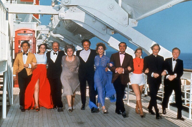 Der gesamte Cast an Deck: Darunter die Hollywood-Stars Shelley Winters (4.v.li.), Gene Hackman (5.v.li.) und Ernest Borgnine (4.v.re.). – Bild: ZDF und SWR.