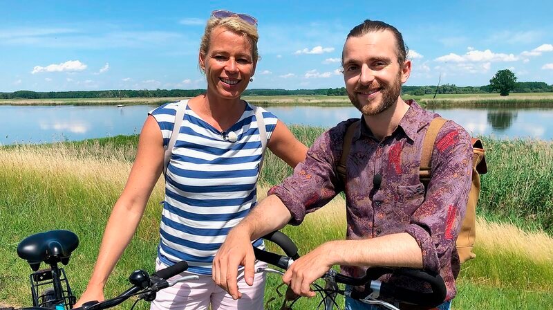 Mit Bulli, Board und Bike ins Blaue! Ulrike Finck und Andreas Jacob (Foto) begeben sich auf Tour durch Berlin und Brandenburg, um Urlaub in der Heimat zu erleben. – Bild: rbb/​Ben Linse