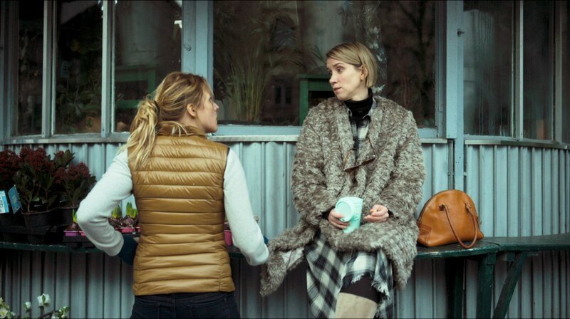 Von links: Gwen (Franziska Weisz) bespricht sich mit ihrer besten Freundin Lena (Lena Dörrie). – Bild: BR/​Cellardor Film GbR/​Lorenz Weißfuß