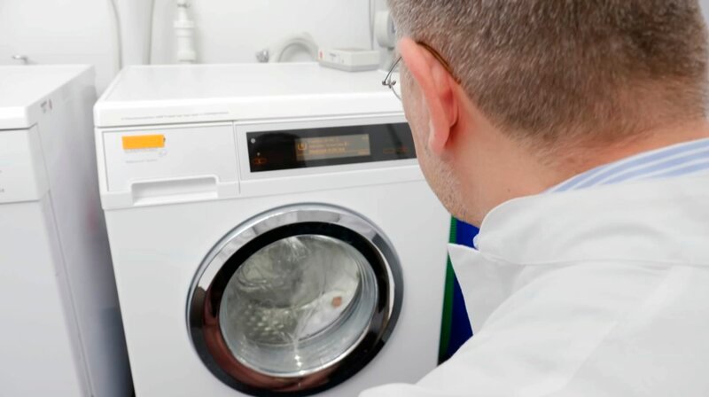 Bei unserer Wäsche gehen wir ganz selbstverständlich davon aus, dass sie „porentief rein“ aus der Maschine kommt. Aber von wegen: Untersuchungen zeigen, dass durch das Waschen überhaupt erst gefährliche Keime in die Wäsche kommen. – Bild: HR