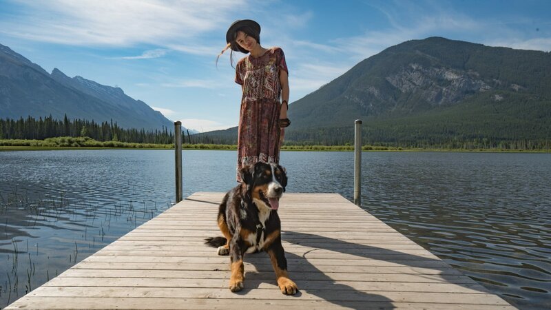 Mogli und Hund Bruno vor der nordamerikanischen Bergkulisse. – Bild: ARD alpha