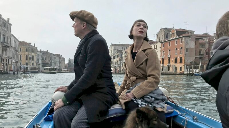 Ulrich Tukur mit Ehefrau Katharina John in Venedig – Bild: NDR/​Eva Gerberding