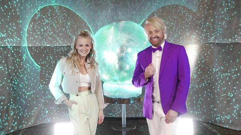 Winter Adé und Frühling Hallo! Unter diesem Motto startet Entertainer und Schlagerstar Ross Antony in den Wonnemonat Mai und das, in der traditionellen Walpurgisnacht. Normalerweise verabreden sich an diesem Abend, in der Nacht vor dem Maifeiertag, allerorts Feierfreudige um gemeinsam bei viel Musik und Tanz in den neuen Monat zu starten. Traditionell werden Maibäume aufgestellt und rauschende Feste gefeiert. Normalerweise! In diesem Jahr wird es die vielen kleinen privaten Partys, die Feiern in Clubs und Diskotheken und die Konzerte rund um den Maibaum leider nicht geben. Dafür aber den „Tanz in den Mai“ im MDR Fernsehen! Mit viel guter Laune präsentieren Ross Antony und Julia Lindholm jede Menge flotte Tanzmusik, schwungvolle Videoclips und Wissenswertes, Lustiges und Spannendes zur Walpurgisnacht. Tanzpaare aus den Leipziger Tanzschulen sorgen für den perfekten Schwung auf dem Parkett. Mit Julia Lindholm und Ross Antony. – Bild: HR/MDR/Peter Heller Winter Adé und Frühling Hallo! Unter diesem Motto startet Entertainer und Schlagerstar Ross Antony in den Wonnemonat Mai und das, in der traditionellen Walpurgisnacht. Normalerweise verabreden sich an diesem Abend, in der Nacht vor dem Maifeiertag, allerorts Feierfreudige um gemeinsam bei viel Musik und Tanz in den neuen Monat zu starten. Traditionell werden Maibäume aufgestellt und rauschende Feste gefeiert. Normalerweise! In diesem Jahr wird es die vielen kleinen privaten Partys, die Feiern in Clubs und Diskotheken und die Konzerte rund um den Maibaum leider nicht geben. Dafür aber den „Tanz in den Mai“ im MDR Fernsehen! Mit viel guter Laune präsentieren Ross Antony und Julia Lindholm jede Menge flotte Tanzmusik, schwungvolle Videoclips und Wissenswertes, Lustiges und Spannendes zur Walpurgisnacht. Tanzpaare aus den Leipziger Tanzschulen sorgen für den perfekten Schwung auf dem Parkett. Mit Julia Lindholm und Ross Antony. – Bild: HR/MDR/Peter Heller