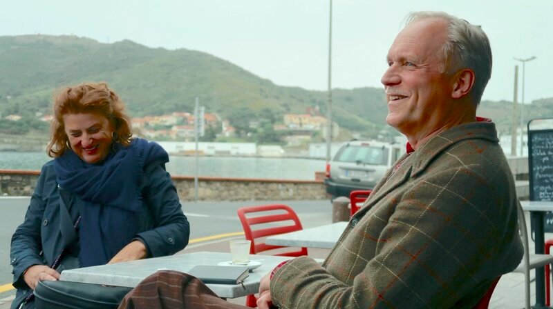 Ulrich Tukur mit Regisseurin Eva Gerberding in Banyuls-sur-Mer – Bild: NDR/Eva Gerberding Ulrich Tukur mit Regisseurin Eva Gerberding in Banyuls-sur-Mer – Bild: NDR/Eva Gerberding