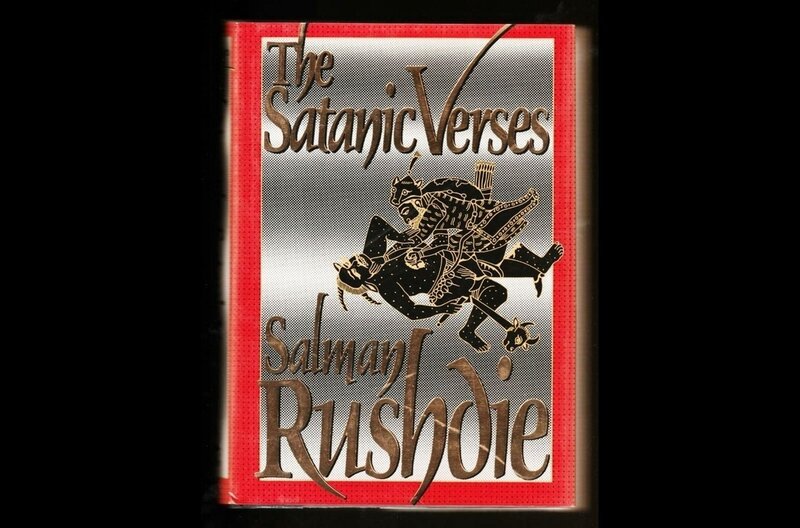 Salman Rushdies Buch „Satanische Verse“ hinterfragt die muslimische Religion und ihre Grundlagen durch die Geschichte von zwei Fluggästen, die Opfer eines Angriffs wurden. – Bild: ARTE France /​ © Flach Film Production