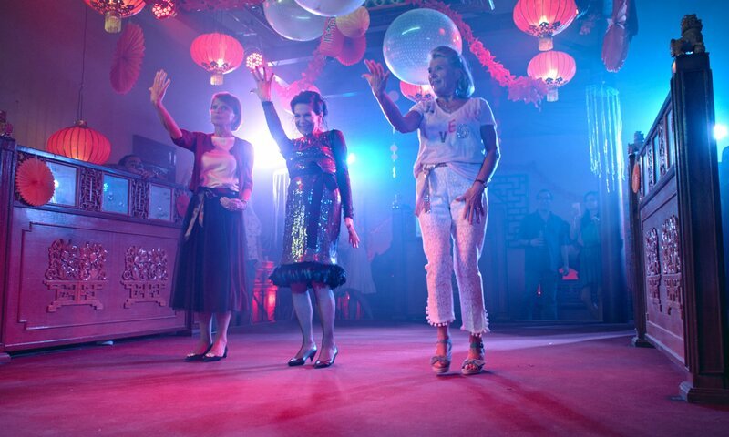Bei den Freundinnen Maria (Uschi Glas, li.), Kiki (Hannelore Elsner) und Helga (Jutta Speidel) flammt der Jugendtraum von einem gemeinsamen Tanzcafé wieder auf. – Bild: NDR/​ARD Degeto/​Repro