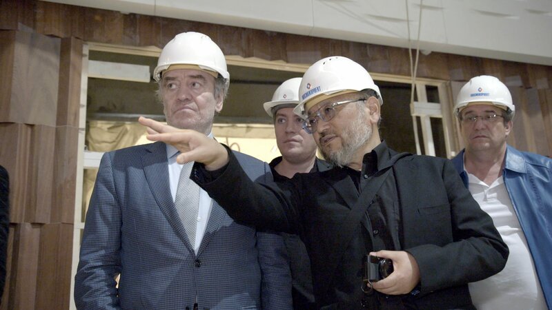 Stardirigent Valery Gergiev (links) bespricht mit Akustiker Yasuhisa Toyota beim Baustellenbesuch seine Wünsche an den Klang der neuen Moskauer Philharmonie. – Bild: ZDF und Accentus Music/Michael Bommers. Stardirigent Valery Gergiev (links) bespricht mit Akustiker Yasuhisa Toyota beim Baustellenbesuch seine Wünsche an den Klang der neuen Moskauer Philharmonie. – Bild: ZDF und Accentus Music/Michael Bommers.