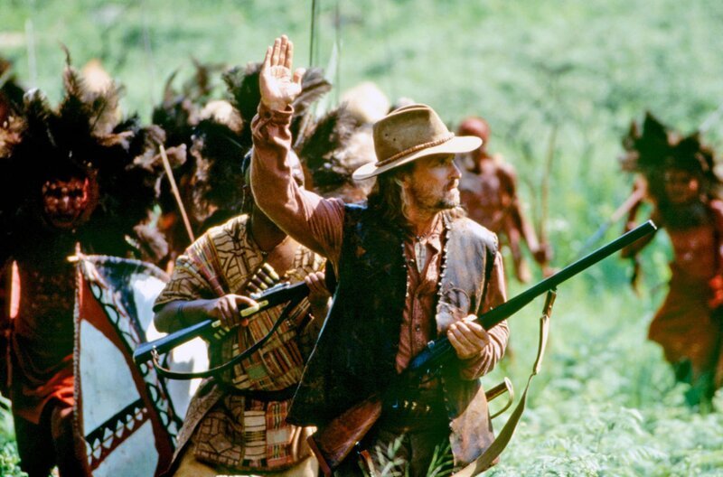 Der erfahrene Jäger Remington (Michael Douglas, vorne) soll die Löwen zur Strecke bringen. – Bild: ARD Degeto/Splendid Der erfahrene Jäger Remington (Michael Douglas, vorne) soll die Löwen zur Strecke bringen. – Bild: ARD Degeto/Splendid