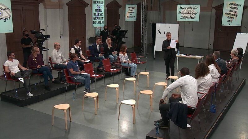 Jürgen Schlicher von Diversity Works bereitet die Braunäugigen im Workshop-Raum auf das Zusammentreffen mit den Blauäugigen vor. – Bild: BR, ORF / BR/ORF Jürgen Schlicher von Diversity Works bereitet die Braunäugigen im Workshop-Raum auf das Zusammentreffen mit den Blauäugigen vor. – Bild: BR, ORF / BR/ORF