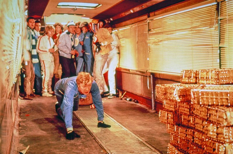 Charlie Croker (Michael Caine) versucht erneut, die Bande mit seinem Einfallsreichtum aus einer äußerst misslichen Lage zu befreien … – Bild: ARD /​ © 2021 by Paramount Pictures /​ © 2021 by Paramount Pictures