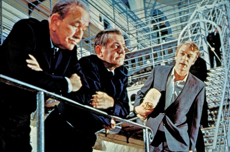 Charlie staubt Millionen ab – Bild: ARD /​ © 2021 by Paramount Pictures /​ © 2021 by Paramount Pictures