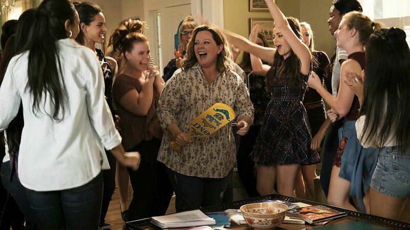 How to Party with Mom Melissa McCarthy (mit Schläger) als Deanna (M.) SRF/​2016 Warner Bros. Entertainment Inc. – Bild: SRF2