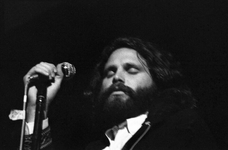 Jim Morrison ist eine der umstrittensten und schillerndsten Persönlichkeiten der Rockmusik der späten 1960er Jahre. – Bild: RTBF /​ © Alamy /​ © Alamy