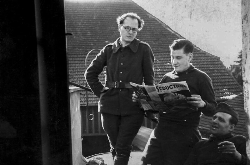 Olivier Messiaen (li.) als Soldat: Der französische Komponist komponierte das Werk „Quartett für das Ende der Zeit“, nachdem er im Sommer 1940 in deutsche Kriegsgefangenschaft geraten war. – Bild: MDR /​ © Public Domain /​ © Public Domain