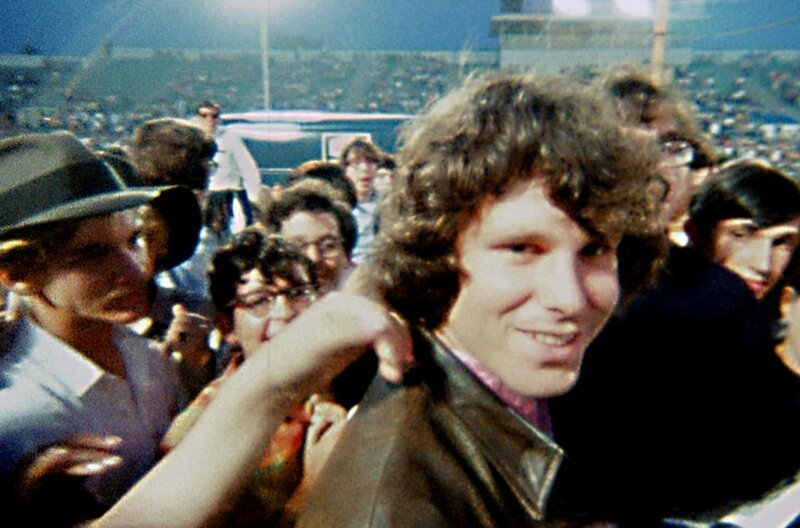 Jim Morrison, „The Lizard King“, liebte es, von den Konzertzuschauern umschwärmt zu werden und suchte oft den direkten Kontakt zum Publikum, vornehmlich zu seinen weiblichen Fans. – Bild: arte